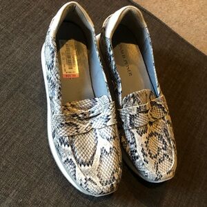 Donald J. Pliner Gray Flats with Sophisticated Design